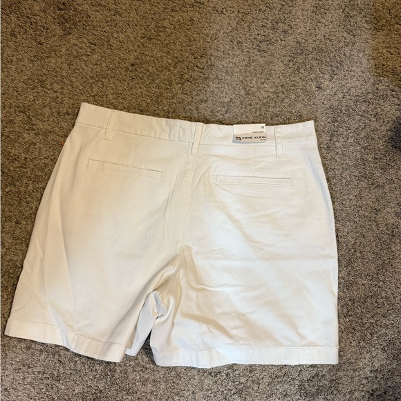 MAKE AN OFFER!   Anne Klein White Bermuda Shorts - Picture 3 of 6